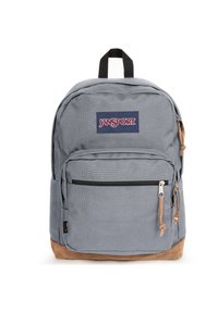 Sac à dos en tissu gris avec un fond en daim marron, une poche avant et une fermeture éclair. Il dispose d'un patch logo et d'une poignée en tissu.