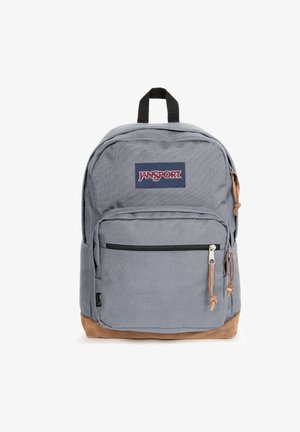 Sac à dos en tissu gris avec un fond en daim marron, une poche avant et une fermeture éclair. Il dispose d'un patch logo et d'une poignée en tissu.