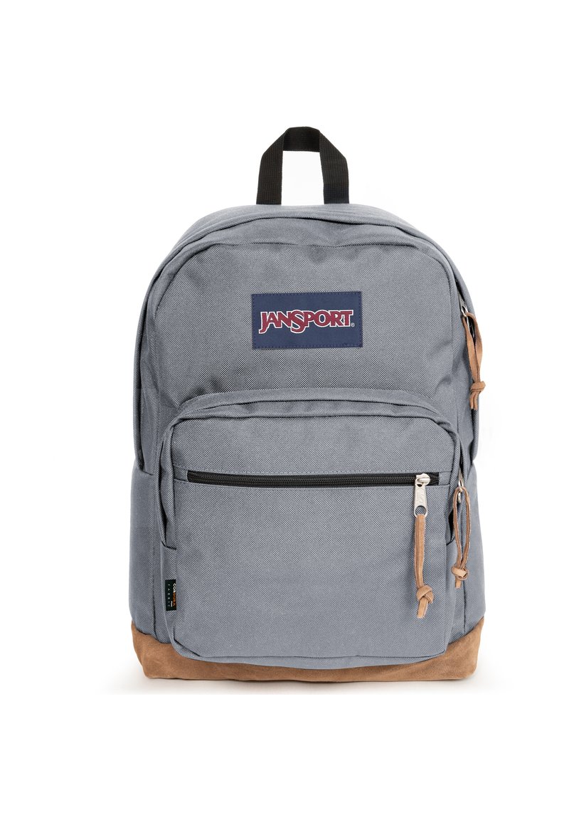 Sac à dos en tissu gris avec un fond en daim marron, une poche avant et une fermeture éclair. Il dispose d'un patch logo et d'une poignée en tissu.