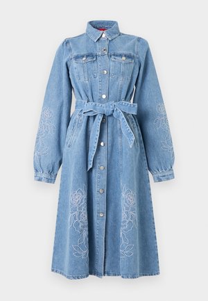 Világoskék farmer midi ruha hosszú fodros ujjakkal, elöl gombokkal, derékszíjjal, mellkasi zsebekkel és fehér virágos hímzéssel az ujjakon és a szoknyán.