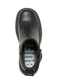 Bottine en cuir noir avec un bout rond, fermeture éclair sur le côté et finition texturée. Présente une semelle intérieure rembourrée avec une marque visible à l'intérieur.
