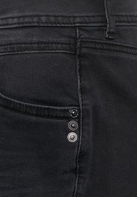 Mustahi tikkihousut, joissa on sivutasku ja kolme metallista nappikiinnitystä, jotka erottuvat värillä, sekä sileä pinta.