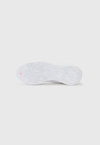 Suola di sneaker bianca con motivi testurizzati e un accento rosa. Presenta scanalature dettagliate e design simile a fiamme per una migliore aderenza.
