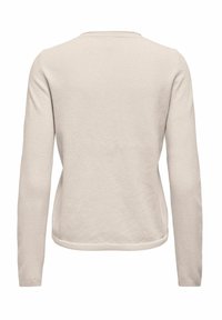 Cremefarvet lang�ærmet sweater med rund hals. Blød tekstur og ensfarvet mønster. Tætsiddende silhuet, ribbede manchetter og kant.