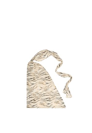 Beige en zwarte driehoekige sjaal met tijgerstrepen en een lange dunne punt, plat gelegd op een witte achtergrond.