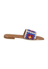Platt slidesandal med ett beige tygrem som har ett flerfärgat blommigt virkmönster. Brun fotsula och minimal klack.