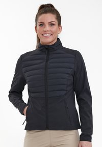 Giacca nera con zip frontale, dotata di imbottitura trapuntata nella parte superiore e tessuto liscio sulle maniche. Include tasche laterali.