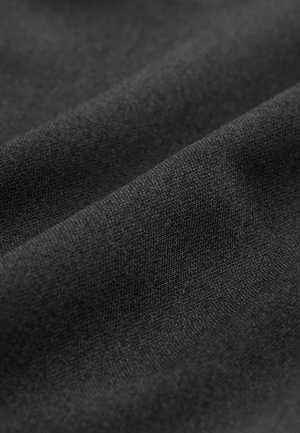 Primer plano de tela suave de color gris oscuro con textura fina tejida y pliegues suaves que crean sombras sutiles.