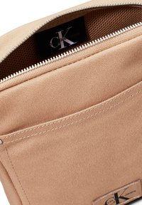 Calvin Klein Jeans ESSENTIALS REPORTER - Torba preko tijela - savannah tan