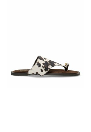 Sandalias planas con estampado de leopardo, con parte superior de textil suave y peludo, suela de goma negra y un acento metálico decorativo en la correa.