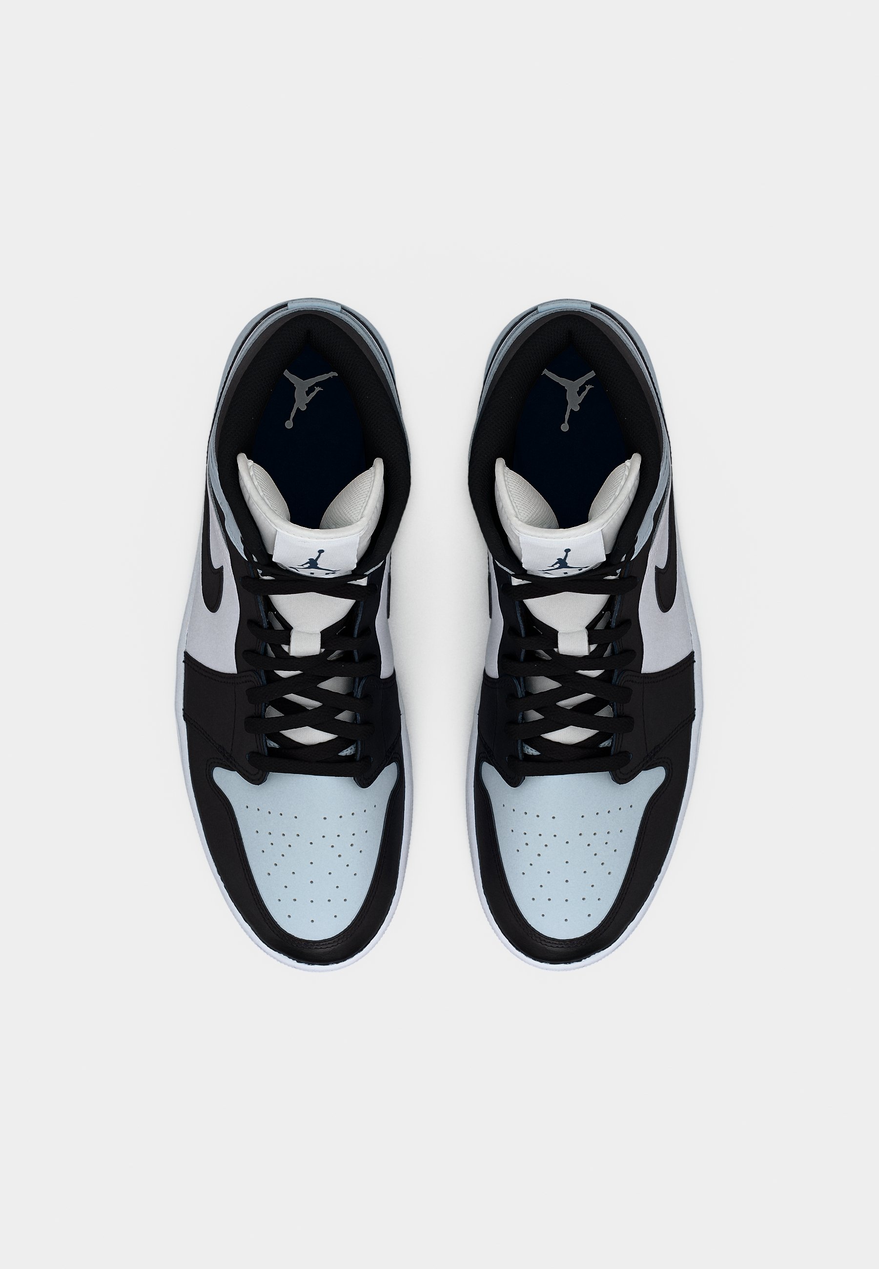 jordan aura 1 black and white