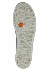 Suela de zapato gris con textura ondulada, de goma blanca, y un acento circular naranja con un logo. Talla 37 impresa en la parte inferior.