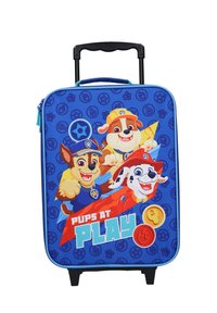 Blauwe koffer met wieltjes, met cartoonhonden met badges. Tekst: "PUPS AT PLAY." Duurzame stof, kleurrijk ontwerp, en versterkte handgreep.