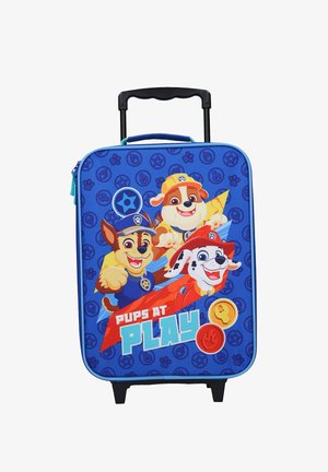 Blauwe koffer met wieltjes, met cartoonhonden met badges. Tekst: "PUPS AT PLAY." Duurzame stof, kleurrijk ontwerp, en versterkte handgreep.