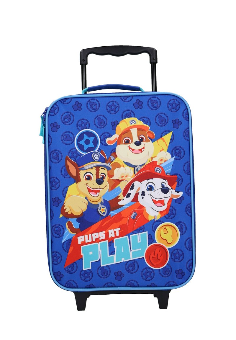 Blauwe koffer met wieltjes, met cartoonhonden met badges. Tekst: "PUPS AT PLAY." Duurzame stof, kleurrijk ontwerp, en versterkte handgreep.