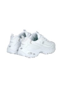 Zapatillas deportivas blancas con parte superior de malla texturizada y cuero sintético, collar acolchado, tira para facilitar el calzado y suela de goma con un patrón de tracción.