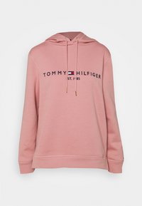 Sudadera rosa claro hecha de tela suave, con un logo delantero en azul marino, capucha con cordón ajustable y puños acanalados.