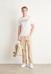Tommy Hilfiger TEE - T-shirt con stampa - white