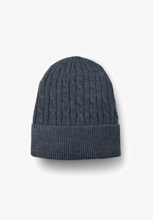 Ciemnoszara dziana czapka z prążkowanym wykończeniem i wzorem warkoczowym. Posiada złożony mankiet i jest wykonana z miękkiego, ciepłego materiału.