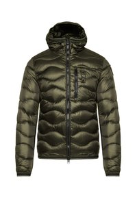 Olijfgroene pufferjack met een doorgestikt ontwerp, ritssluiting aan de voorkant, verstelbare capuchon en twee ritszakken op de borst. Gelaagd stoffen afwerking.