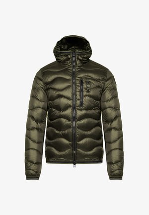 Doudoune verte olive avec un design matelassé, fermeture éclair à l'avant, capuche ajustable et deux poches zippées sur la poitrine. Finition en tissu texturé.