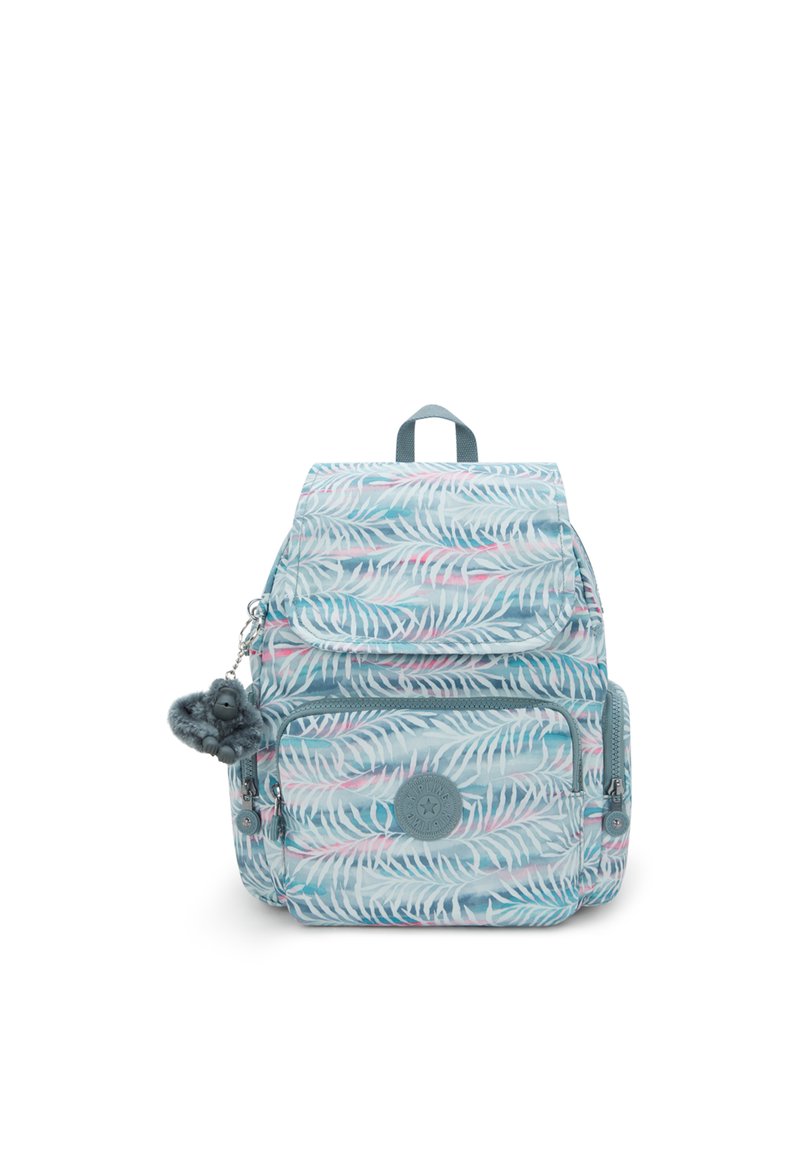 Mochila de color azul claro con patrones de hojas en blanco y rosa, bolsillos frontales con cremallera y un pequeño llavero de peluche adjunto en el lado izquierdo.