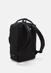 Schwarzer Rucksack mit rechteckiger Form, gepolsterter Rückseite und verstellbaren Trägern. Verfügt über Seitentaschen und einen Tragegriff oben.