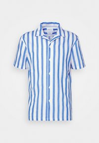 Camicia a maniche corte a righe verticali bianche e blu, realizzata in tessuto leggero, con colletto puntato e cinque bottoni lungo la parte frontale.