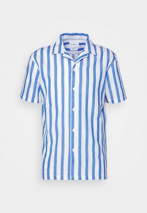 Chemise à manches courtes en blanc et bleu à rayures verticales, fabriquée en tissu léger, dotée d'un col pointu et de cinq boutons sur le devant.