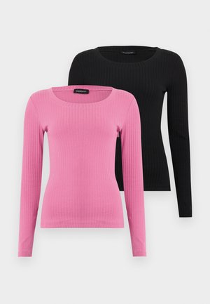 Du vien ilgomis rankovėmis marškinėliai: vienas rožinis, kitas juodas. Abu turi riboto audinio tekstūrą ir apvalų iškirptę. Rožinis marškinėlis yra priešais juodąjį.