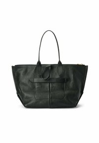 Zwarte leren totebag met textuur, twee handvatten en een voorzak. Voorzien van een ritssluiting en een minimalistisch ontwerp.