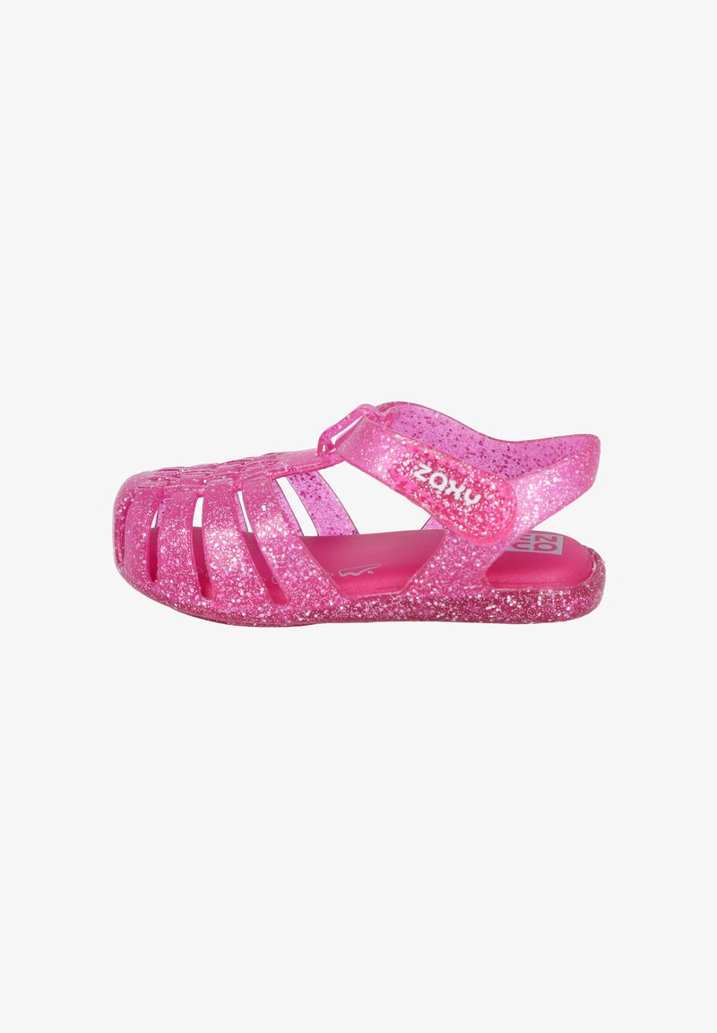 Sandalias brillantes rosas con un diseño abierto, que presentan cortes laterales y una correa ajustable. Hechas de un material plástico flexible.