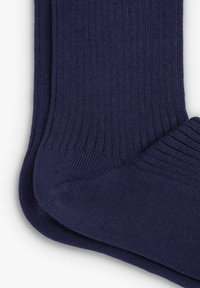Calze in cotone misto blu navy con texture a coste, tallone e punta rinforzati, e costruzione senza cuciture per il comfort.