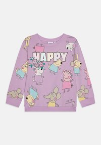 Lilla langermet genser med tegneseriefigurer, ordet "HAPPY" i blanke bokstaver, og forskjellige lekne mønstre over hele.