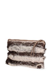 Clutch in pelliccia sintetica con strisce orizzontali alternate marroni e beige, chiusura con zip e un cinturino da polso. Finitura texture e aspetto morbido.