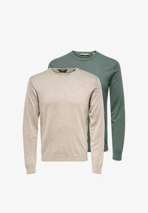 Twee heren truien met lange mouwen en ronde hals, één beige aan de voorkant en één groen erachter, afgebeeld op een witte achtergrond.