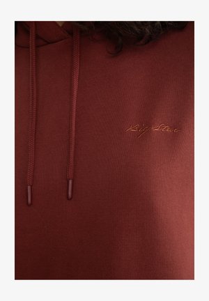 Bordowa bluza z kapturem o teksturowanym wykończeniu, z plecionymi sznurkami do ściągania i subtelnym haftowanym logo w jaśniejszym odcieniu.