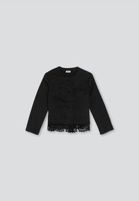 Chaqueta negra de manga larga con cuello redondo, costuras frontales, cuatro bolsillos con solapa y ribete de encaje floral a lo largo del dobladillo.