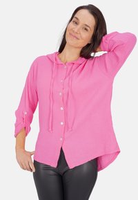 Rosa Button-Down-Hemd mit Kapuze, aus strukturiertem Stoff, mit hochgerollten langen Ärmeln und einem abgerundeten Saumdesign.