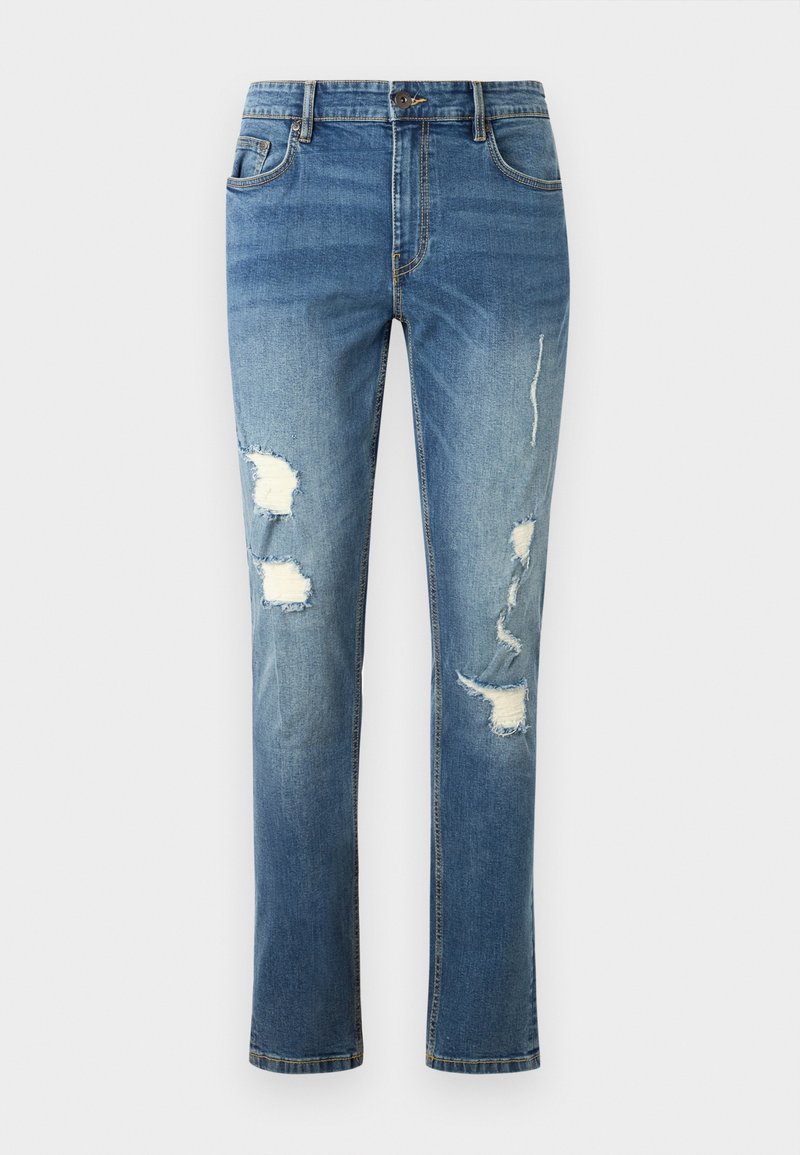 Jean en denim bleu à coupe droite, avec des déchirures effilochées et un léger délavage, fermé par un bouton et une fermeture éclair à l'avant.