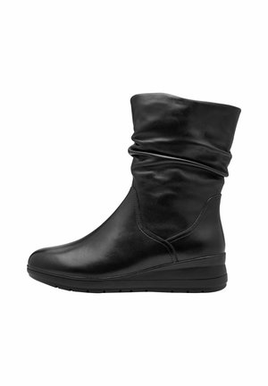 Bottines noires en cuir brillant, avec un design flou, un bout rond et une semelle en wedge basse pour le confort.