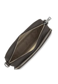 Portafoglio in pelle marrone con una superficie liscia, dotato di due scomparti con zip e hardware argentato. Interno foderato in tessuto chiaro.