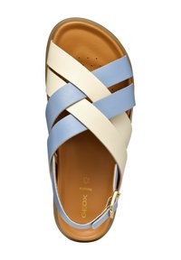 Strappy sandaal met een blauwe en crèmekleurige synthetische bovenkant, een gevoerde bruine inlegzool, een verstelbare enkelband en een geperforeerd ontwerp voor ademend vermogen.