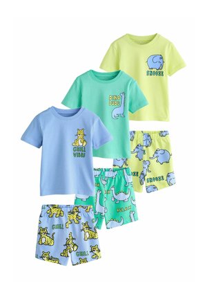 Három szett gyermek rövid ujjú felső és rövidnadrág állatmintákkal és szavakkal: kék "Chill Vibes" leopárd, zöld "Dino Dude" dinoszaurusz, sárga "Snooze" elefánt.