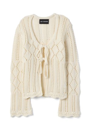 Cremefarbener Strickcardigan mit Rautenmuster, langen Ärmeln und zwei vorderen Binderverschlüssen, mit dem Etikett "LES COPAINS".