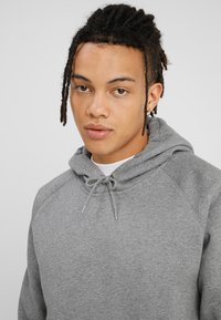 Carhartt WIP HOODED CHASE - Jersey con capucha - grey