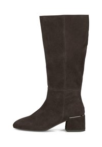 Bota de ante hasta la rodilla en marrón oscuro con puntera afilada y un tacón grueso y angulado que presenta un detalle metálico en la base.