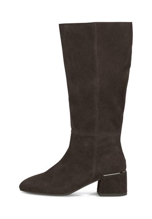 Botte en daim jusqu'au genou de couleur marron foncé avec un bout pointu et un talon épais et anglé, mettant en valeur un détail métallique à la base.
