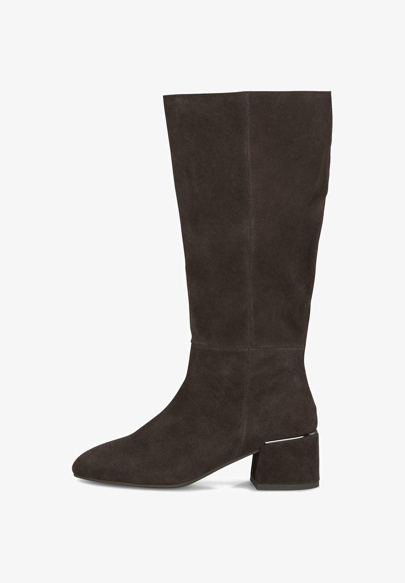 Bota de ante hasta la rodilla en marrón oscuro con puntera afilada y un tacón grueso y angulado que presenta un detalle metálico en la base.