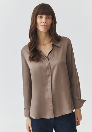 Zijdeachtige, taupe-knopshirt met een kraag, lange mouwen en manchetten. De stof heeft een gladde textuur en een subtiele glans.
